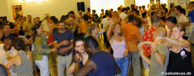 Aachen: Salsa am Eisenbrunnen