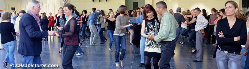 Aachen: Salsa am Eisenbrunnen