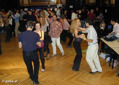 Viva Salsa Vienna Festival, Wien: Veranstalterin Mariama Coulibaly, Moderatorin Eva Reinhold,...