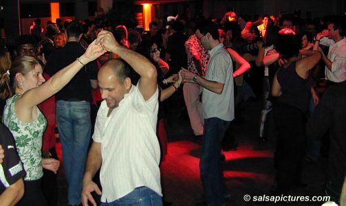 Kln: Salsa in der Uni-Mensa